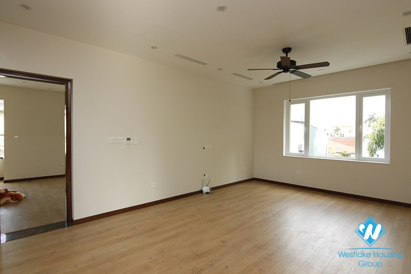 Long Bien villa with large garden. Next to French school. Easy access by car