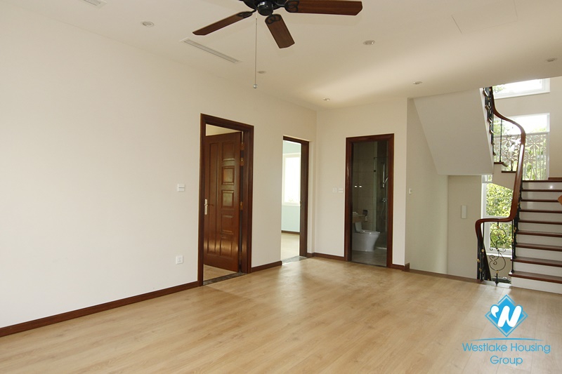 Long Bien villa with large garden. Next to French school. Easy access by car