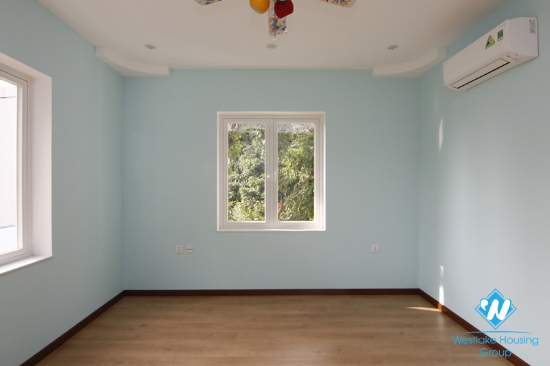 Long Bien villa with large garden. Next to French school. Easy access by car