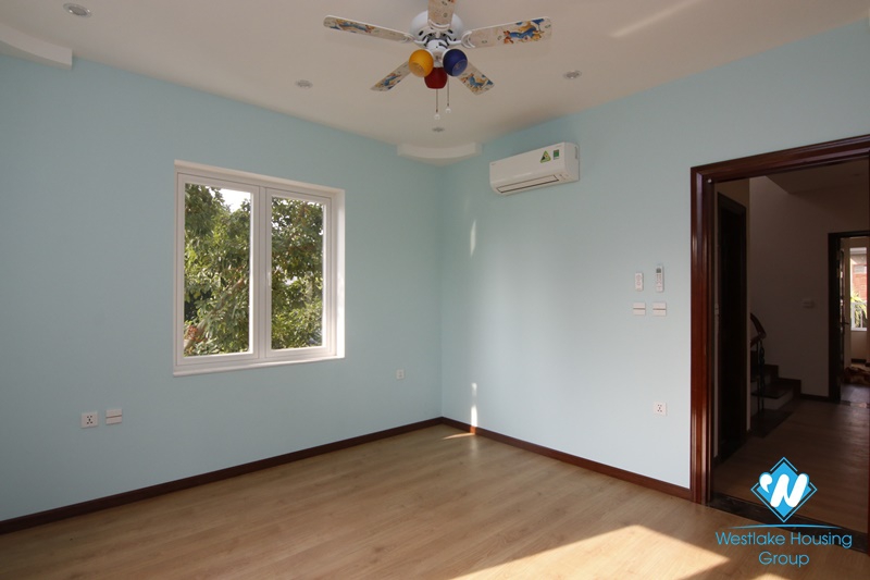 Long Bien villa with large garden. Next to French school. Easy access by car