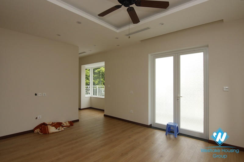 Long Bien villa with large garden. Next to French school. Easy access by car