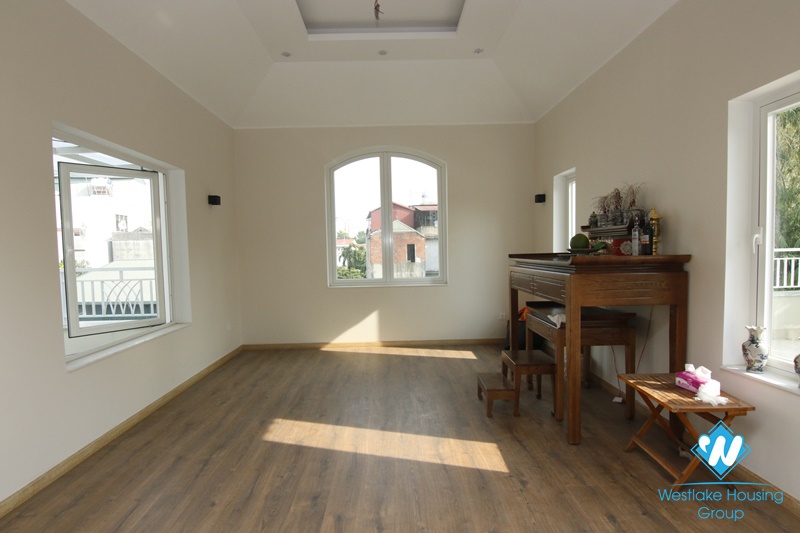 Long Bien villa with large garden. Next to French school. Easy access by car