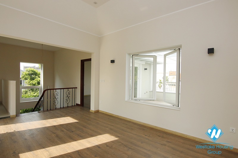 Long Bien villa with large garden. Next to French school. Easy access by car