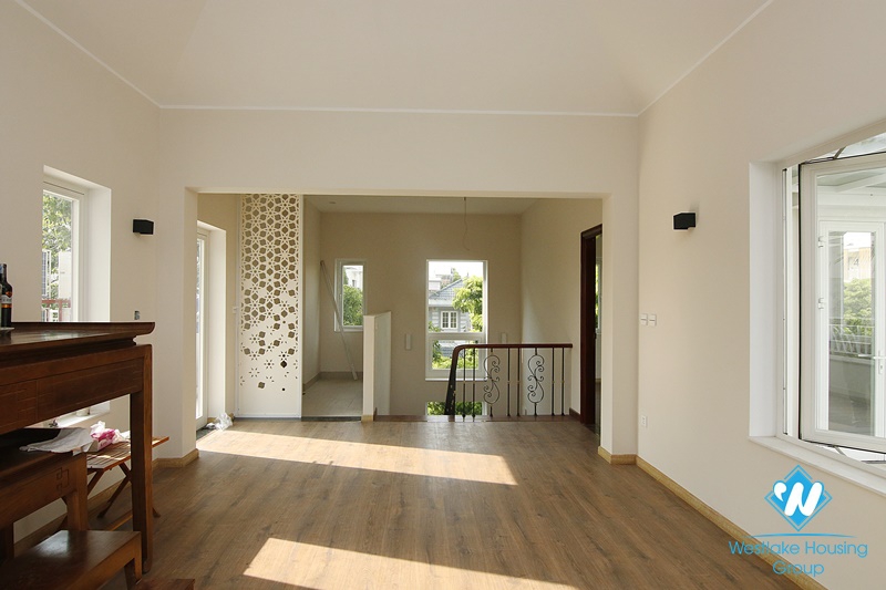Long Bien villa with large garden. Next to French school. Easy access by car
