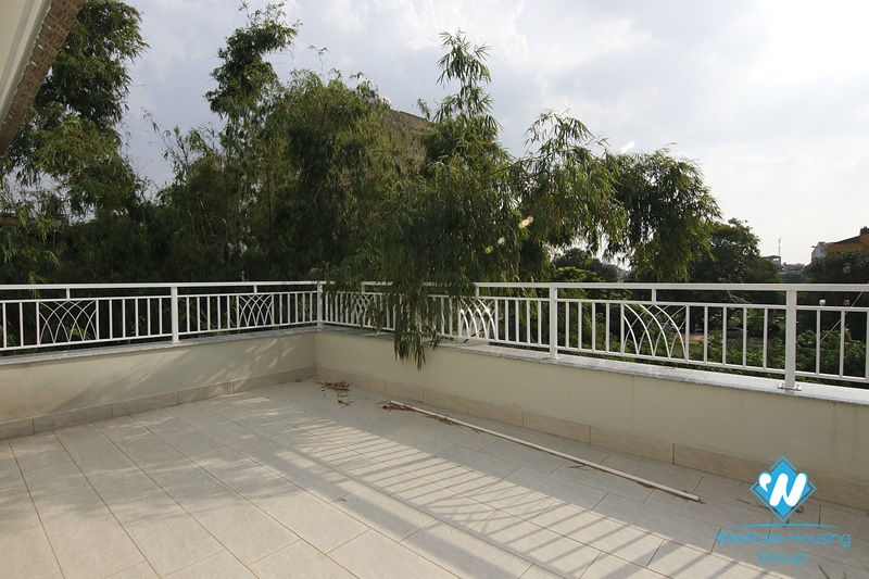 Long Bien villa with large garden. Next to French school. Easy access by car