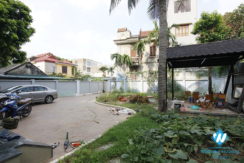 Long Bien villa with large garden. Next to French school. Easy access by car