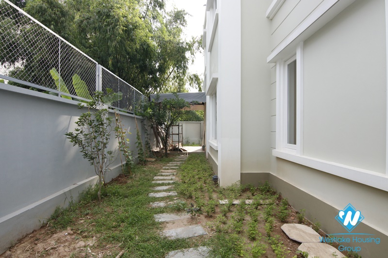 Long Bien villa with large garden. Next to French school. Easy access by car