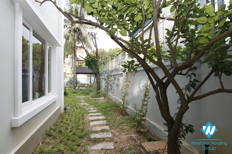 Long Bien villa with large garden. Next to French school. Easy access by car