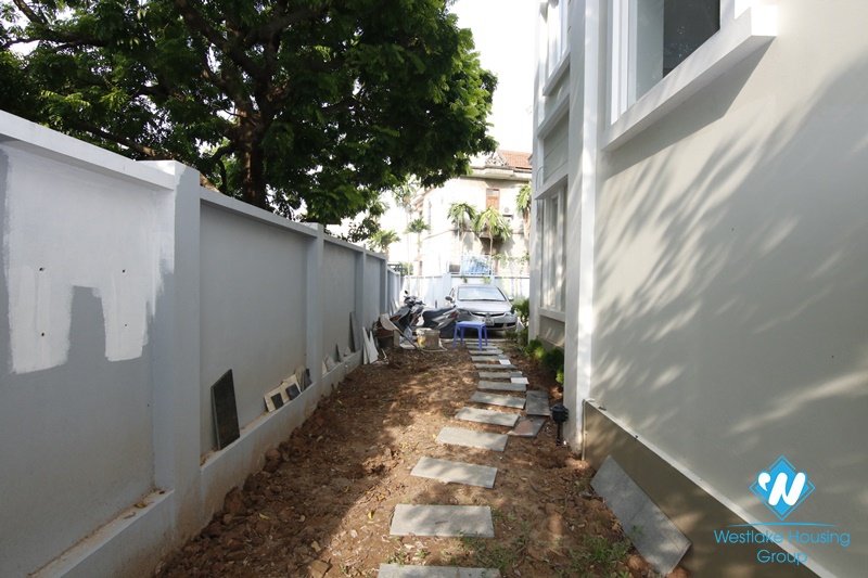 Long Bien villa with large garden. Next to French school. Easy access by car