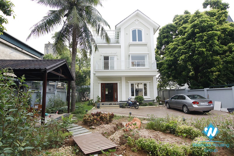 Long Bien villa with large garden. Next to French school. Easy access by car