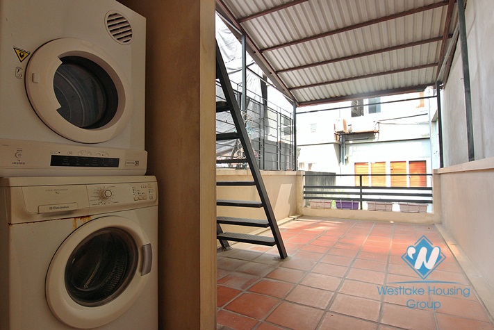Unfurnished house with big yard for rent in Xuan Dieu, Tay Ho, Ha Noi