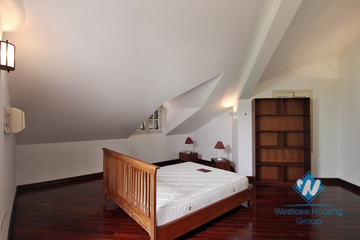 Unfurnished house with big yard for rent in Xuan Dieu, Tay Ho, Ha Noi