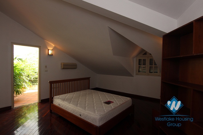 Unfurnished house with big yard for rent in Xuan Dieu, Tay Ho, Ha Noi
