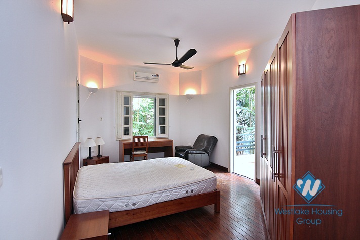 Unfurnished house with big yard for rent in Xuan Dieu, Tay Ho, Ha Noi