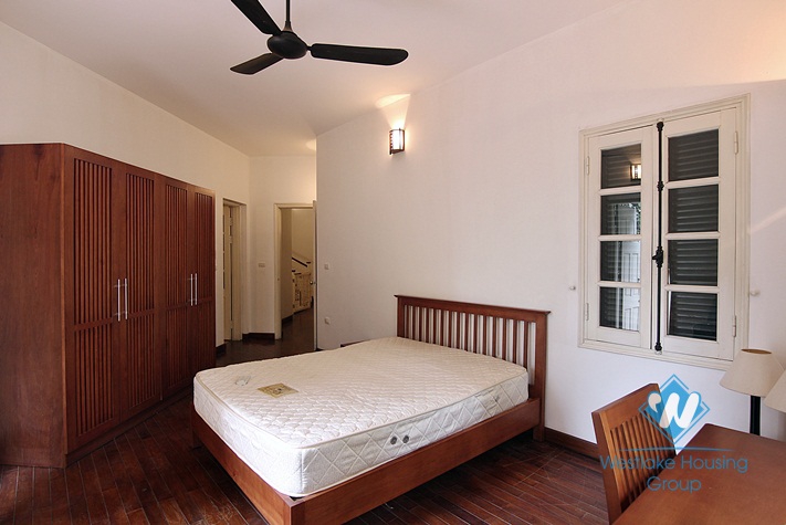 Unfurnished house with big yard for rent in Xuan Dieu, Tay Ho, Ha Noi