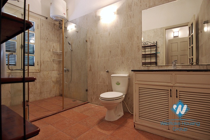 Unfurnished house with big yard for rent in Xuan Dieu, Tay Ho, Ha Noi