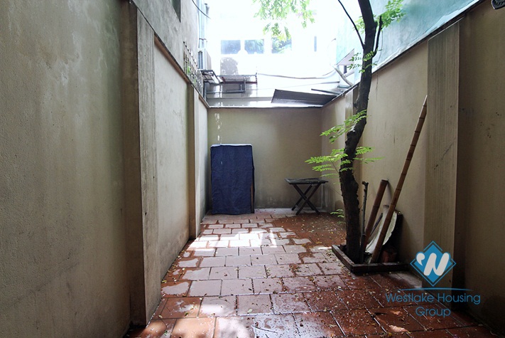 Unfurnished house with big yard for rent in Xuan Dieu, Tay Ho, Ha Noi