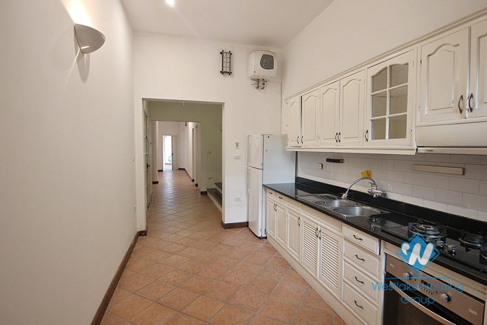 Unfurnished house with big yard for rent in Xuan Dieu, Tay Ho, Ha Noi