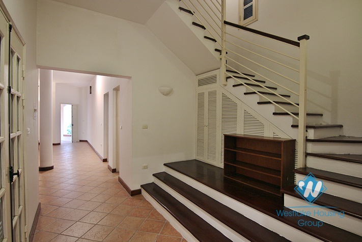 Unfurnished house with big yard for rent in Xuan Dieu, Tay Ho, Ha Noi