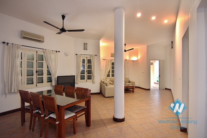 Unfurnished house with big yard for rent in Xuan Dieu, Tay Ho, Ha Noi