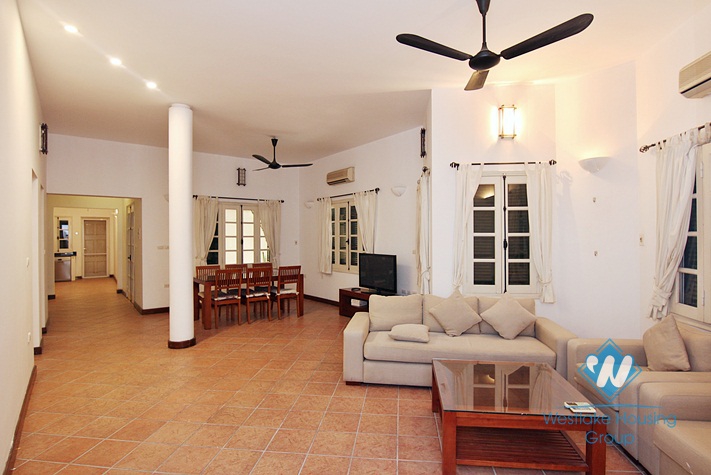 Unfurnished house with big yard for rent in Xuan Dieu, Tay Ho, Ha Noi