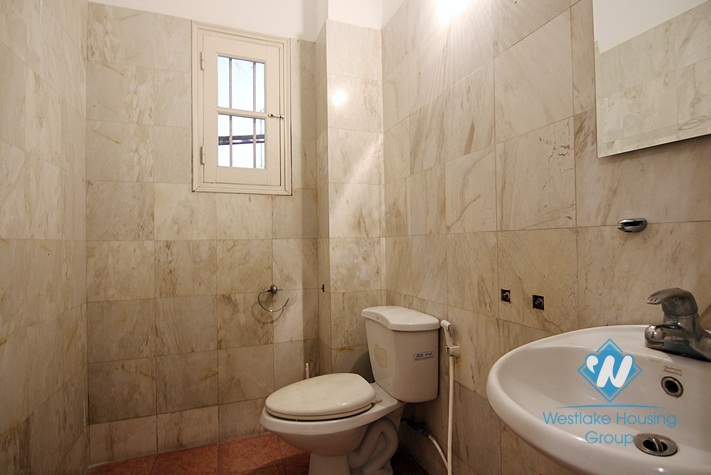 Unfurnished house with big yard for rent in Xuan Dieu, Tay Ho, Ha Noi