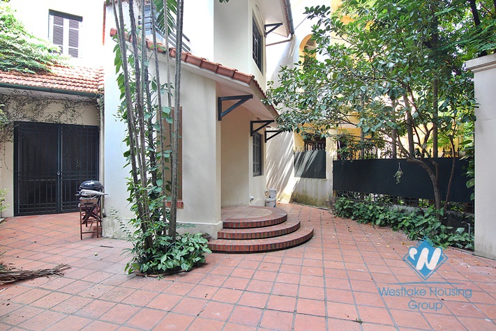 Unfurnished house with big yard for rent in Xuan Dieu, Tay Ho, Ha Noi
