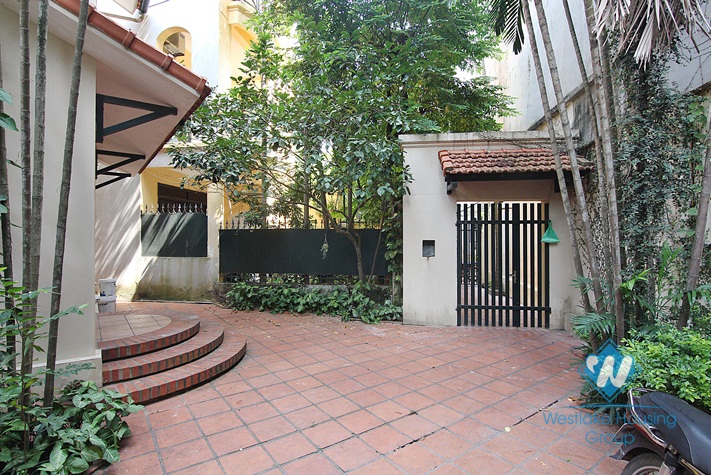 Unfurnished house with big yard for rent in Xuan Dieu, Tay Ho, Ha Noi