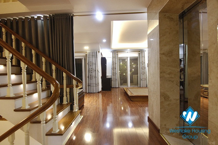A shiny Vinhome Riverside villa in Long Bien for rent