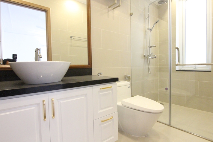 4 Bedrooms / 4 Bathrooms mini-villa in Xom Chua Westlake, Tay Ho, Ha Noi for rent