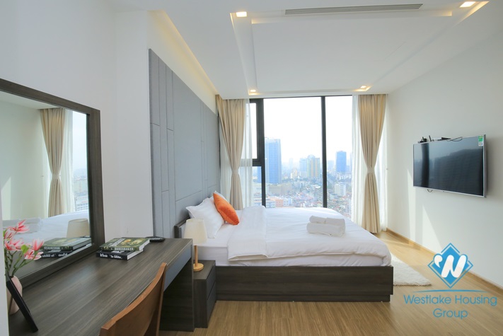 A superb three-bedroom apartment in the high-rise building Vinhome Metroplis, Lieu Giai, Ba Dinh