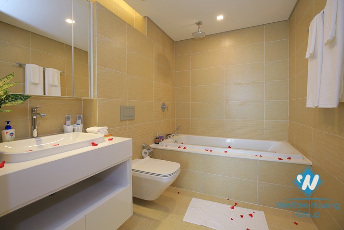 A superb three-bedroom apartment in the high-rise building Vinhome Metroplis, Lieu Giai, Ba Dinh