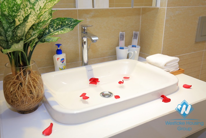 A superb three-bedroom apartment in the high-rise building Vinhome Metroplis, Lieu Giai, Ba Dinh