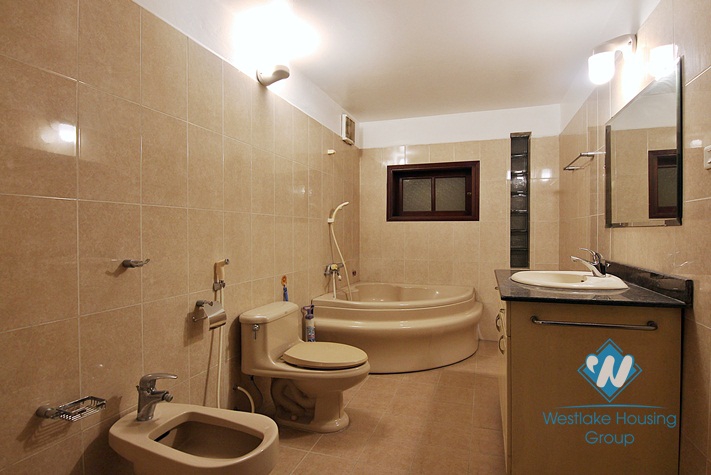 A good 4 bedrooms house for rent in Xuan Dieu, Tay Ho, Ha Noi