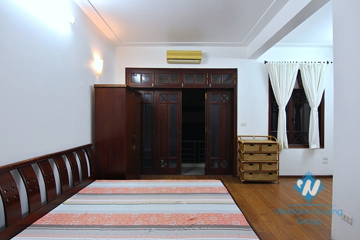 A good 4 bedrooms house for rent in Xuan Dieu, Tay Ho, Ha Noi