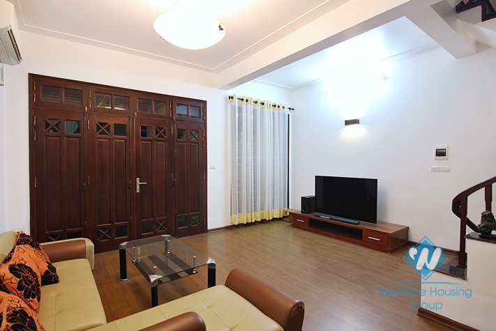 A good 4 bedrooms house for rent in Xuan Dieu, Tay Ho, Ha Noi