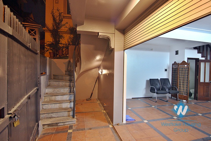 A good 4 bedrooms house for rent in Xuan Dieu, Tay Ho, Ha Noi