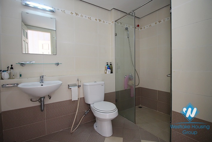 A spacious three-bedroom apartment on Hoang Dao Thuy street, Cau Giay