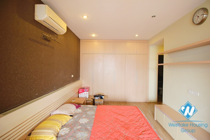 A spacious three-bedroom apartment on Hoang Dao Thuy street, Cau Giay