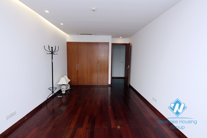 A beautiful 3 bedroom apartment with lake view in Xuan Dieu, Tay Ho