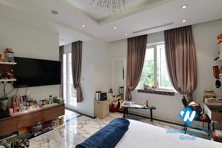 Top quality Vinhomes Riverside villa to rent in Hanoi