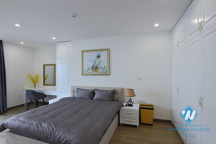 A new 2 bedroom apartment with lake view in Xuan Dieu, Tay Ho