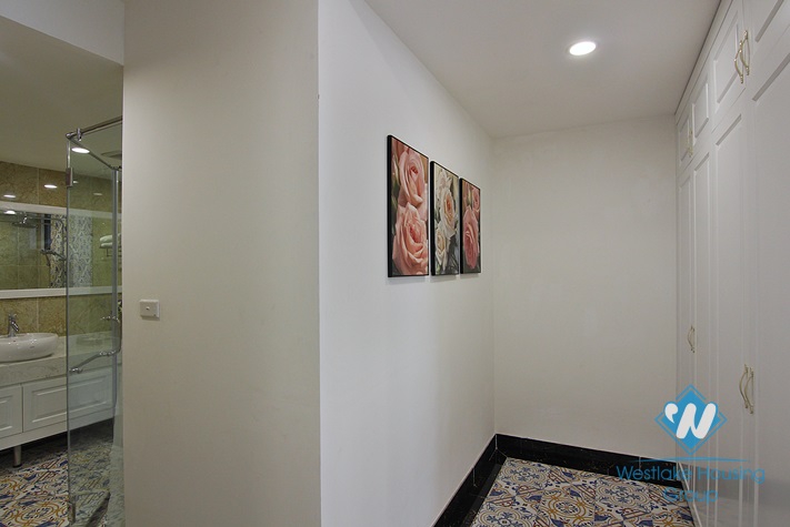 A new 2 bedroom apartment with lake view in Xuan Dieu, Tay Ho