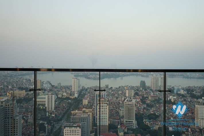 Penhouse three bedrooms apartment for rent in Vinhome Metropolis, Ba Dinh