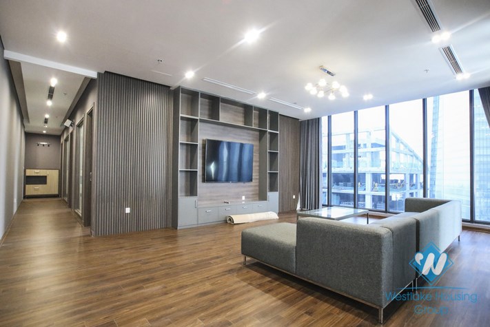 Penhouse three bedrooms apartment for rent in Vinhome Metropolis, Ba Dinh