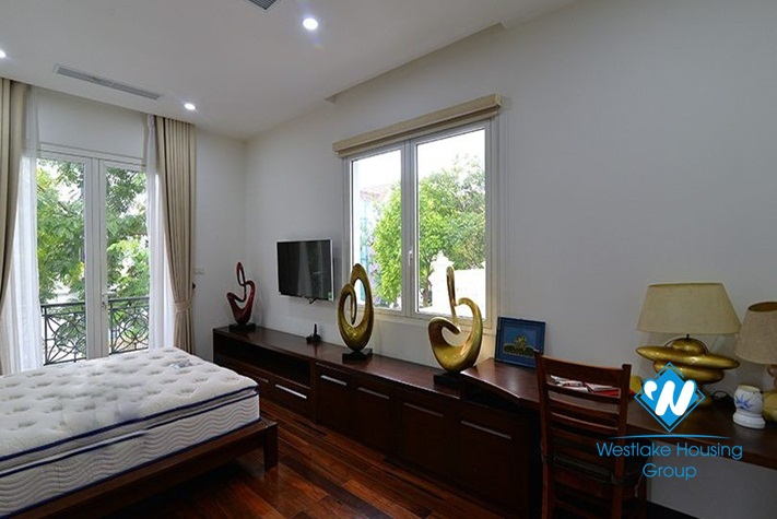 Bright corner house to rent in Hoa Phuong area Vinhomes Riverside