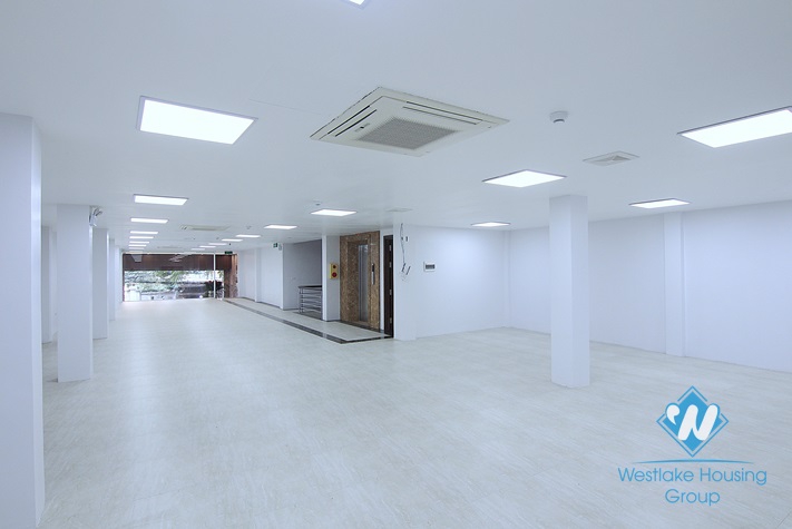 An office for rent in Nghi Tam street, Tay Ho