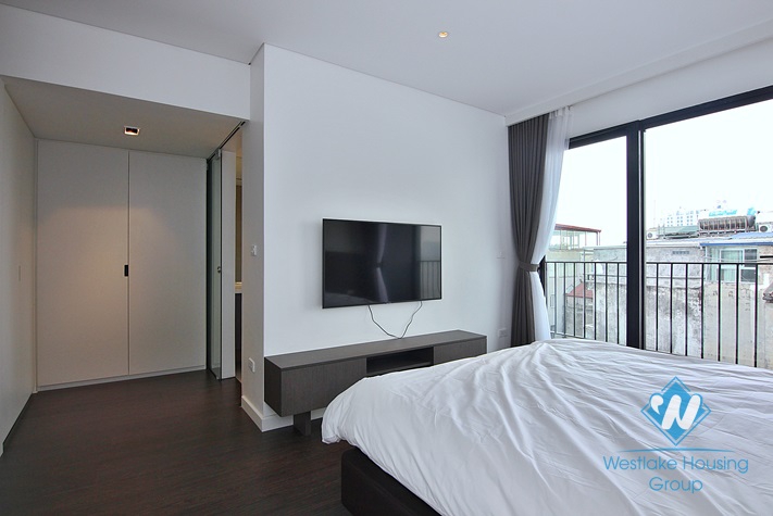 Lake view 2 bedrooms apartment for rent in Xuan Dieu, Tay Ho 