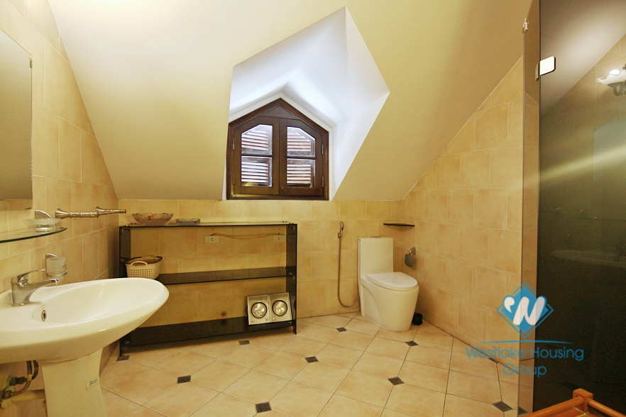 Cosy house with large yard and garden for lease in Xuan Dieu street, Tay Ho, Hanoi