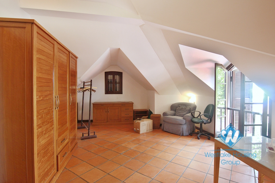 Cosy house with large yard and garden for lease in Xuan Dieu street, Tay Ho, Hanoi